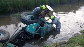 Рятувальники допомогли витягнути тіло з трактора ЮМЗ